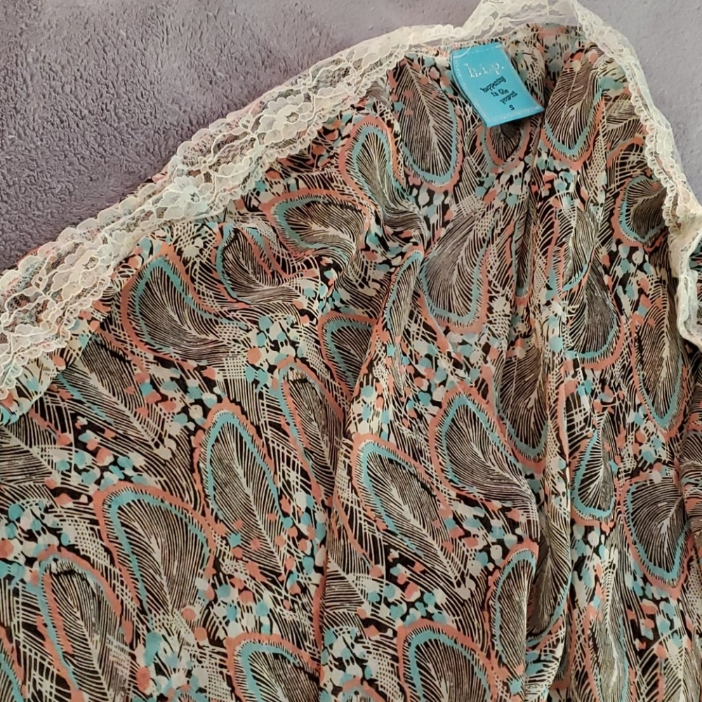 Light Sheet Feather and lace top